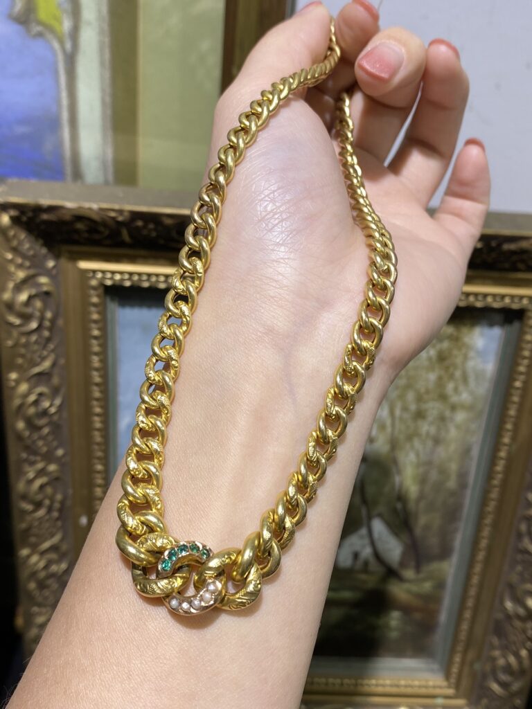 Una pieza de historia: gargantilla de aproximadamente 1900 en oro 15K, con perlas silvestres y un grabado artesanal impecable.