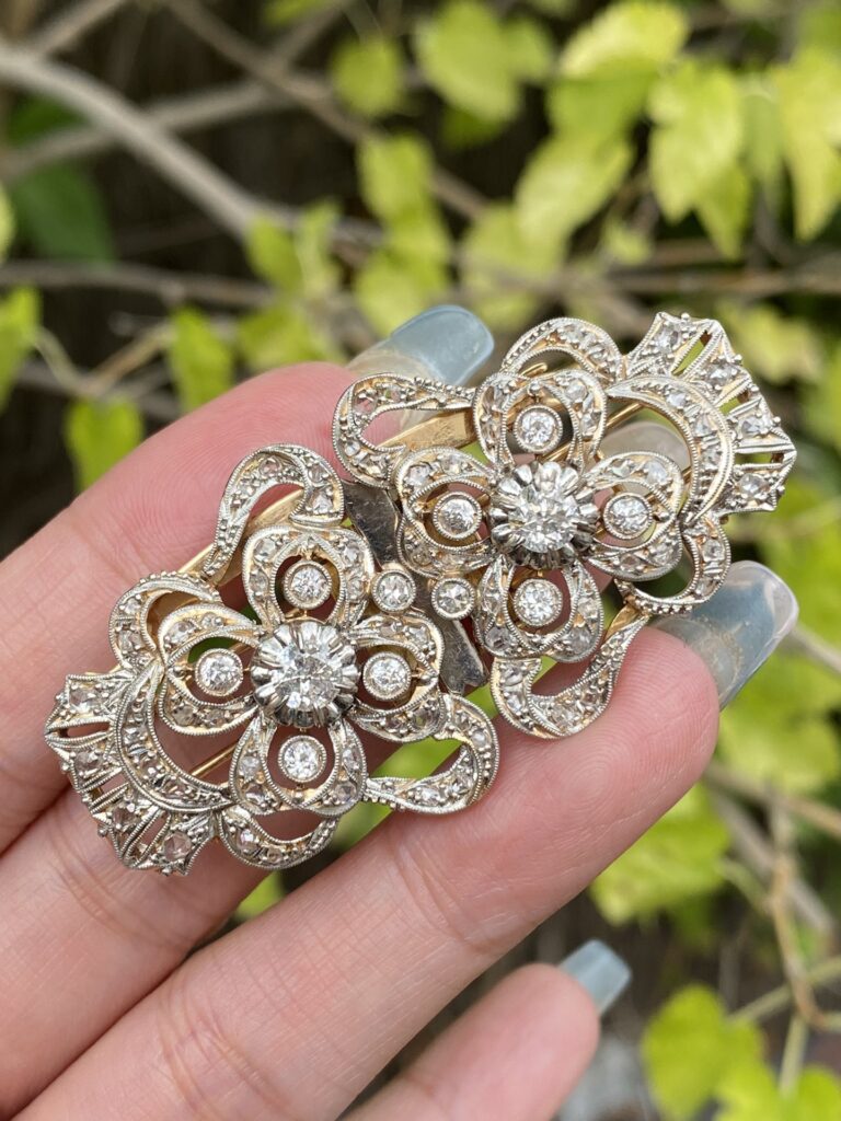 Un diseño versátil del periodo Art Deco: broche doble de oro 18K con entre 4 y 5 quilates de diamantes.