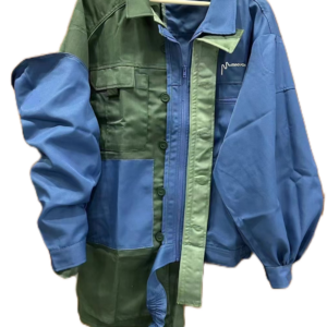 Chaqueta de diseño asimétrico en azul y verde con múltiples bolsillos y detalles únicos, ideal para un estilo audaz y moderno.