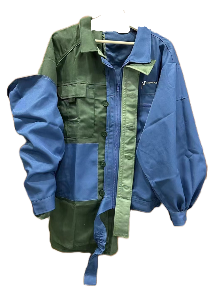 Chaqueta de diseño asimétrico en azul y verde con múltiples bolsillos y detalles únicos, ideal para un estilo audaz y moderno.