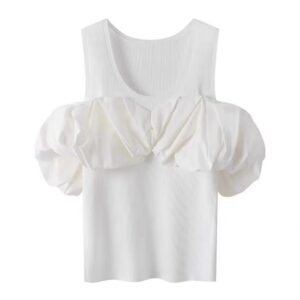 Blusa blanca con mangas abullonadas y detalles fruncidos, ideal para un look moderno y elegante.