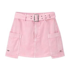 Falda rosa de estilo casual con cinturón, detalles de botones y bolsillos laterales para un look cómodo y práctico.