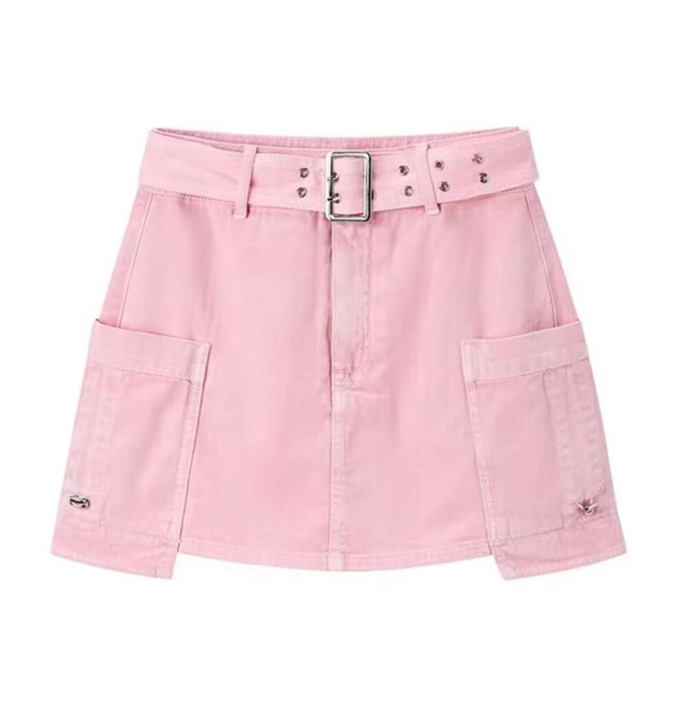 Falda rosa de estilo casual con cinturón, detalles de botones y bolsillos laterales para un look cómodo y práctico.