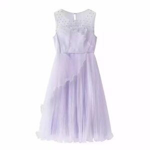 Vestido plisado en tono lavanda con detalles de cristales brillantes y corte en A, ideal para ocasiones elegantes.