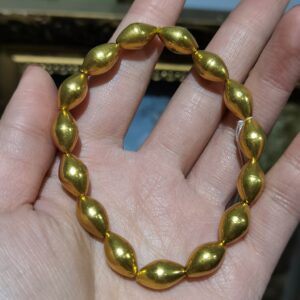 Un diseño atemporal y exclusivo: pulsera de oro 22K con cuentas en forma de dátil, una pieza de gran valor y belleza