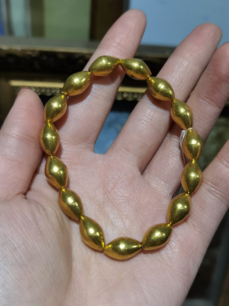 Un diseño atemporal y exclusivo: pulsera de oro 22K con cuentas en forma de dátil, una pieza de gran valor y belleza