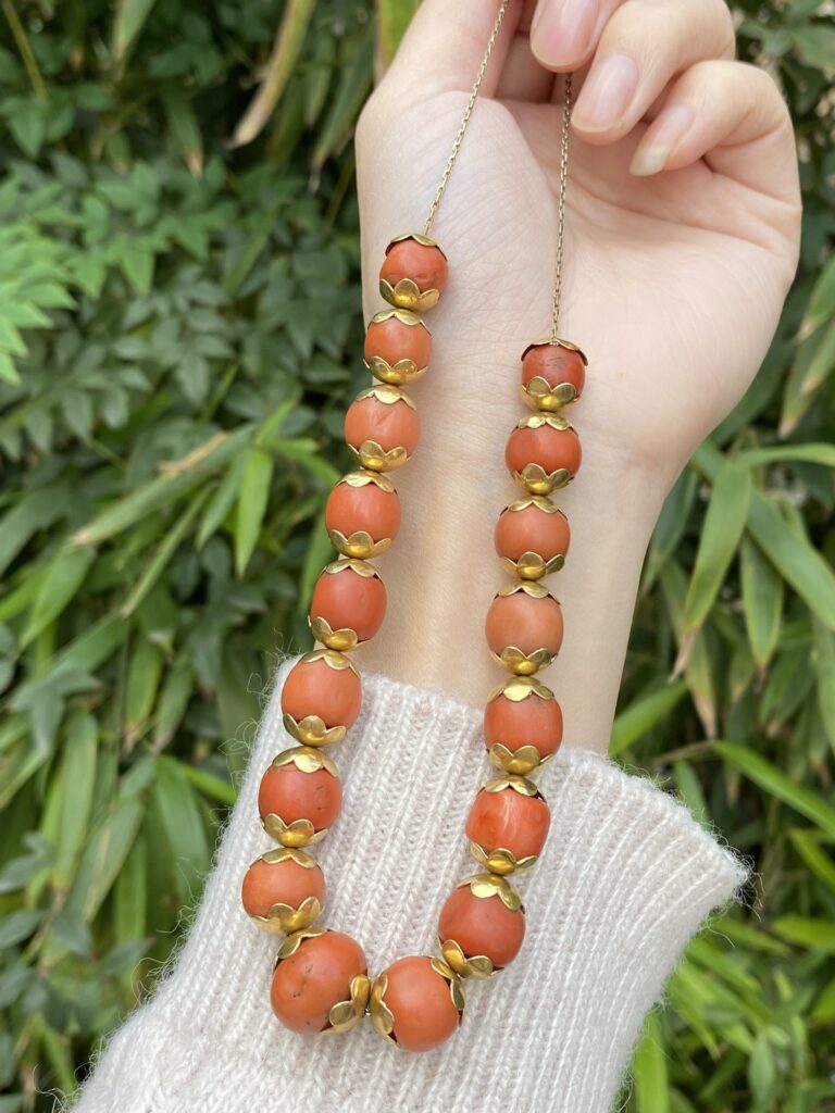 Una joya con historia: collar de coral auténtico, con detalles en oro de 19K y 11K, elaborado con elegancia atemporal.
