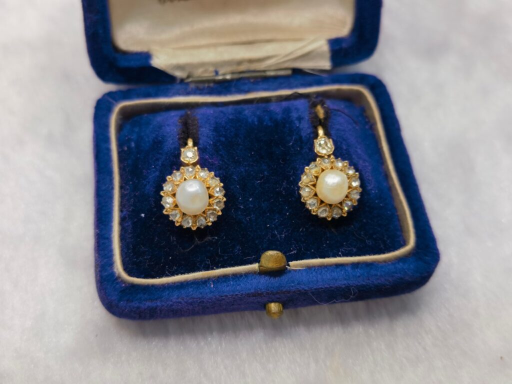 Un diseño clásico del siglo XIX: pendientes de oro 18K con perlas silvestres rodeadas de diamantes en talla rosa.