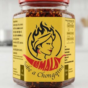 Tarro de salsa LaMALA de Chongqing, picante medio, con etiqueta roja y negra y textura de aceite con chiles y especias.
